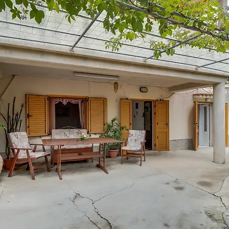 Cozy Marisol With Pleasant Terrace In Pensjonat Nerezine