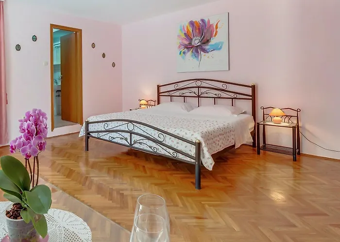 Cozy Marisol With Pleasant Terrace In Nerezine