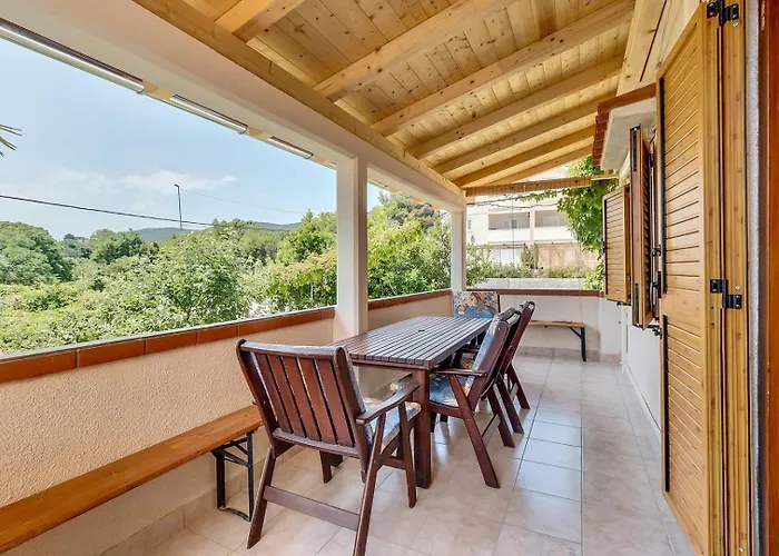 Gasthuis Cozy Marisol With Pleasant Terrace In