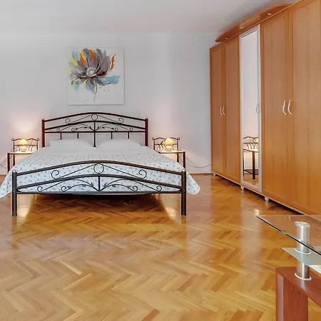 Guest house House Rossella With Cozy And Close To The Nerezine