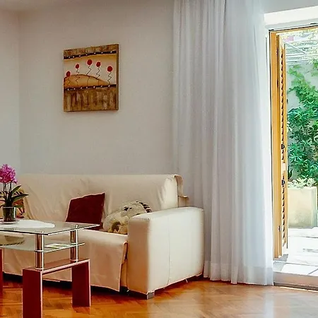 House Rossella With Cozy And Close To The Guest house Nerezine