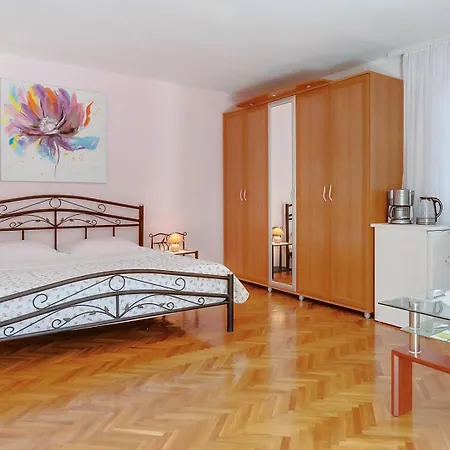 Pensionat Cozy Marisol With Pleasant Terrace In