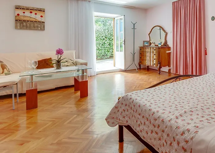 Cozy Marisol With Pleasant Terrace In 3* נזרין