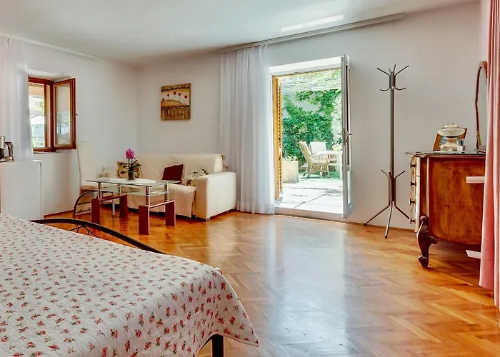 Cozy Marisol With Pleasant Terrace In בית הארחה