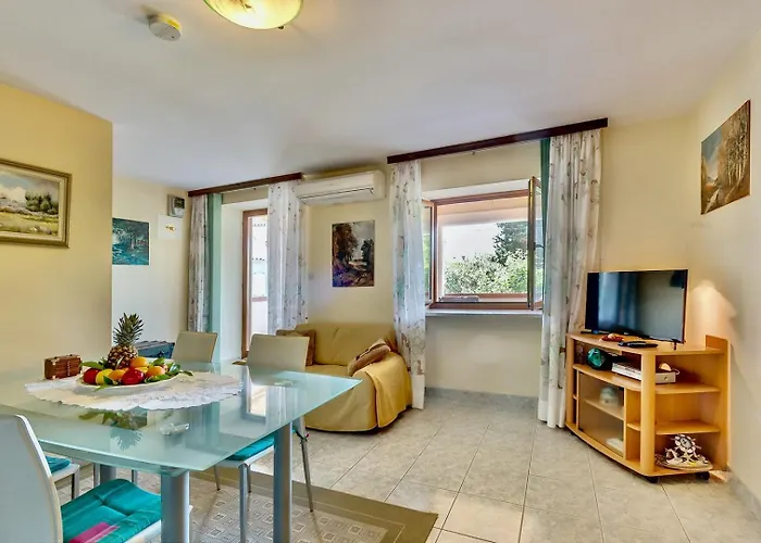Cozy Marisol With Pleasant Terrace In 3* נזרין