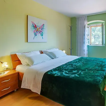 Cozy Marisol With Pleasant Terrace In Penzion Nerezine