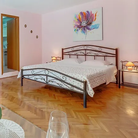 Cozy Marisol With Pleasant Terrace In Nerezine