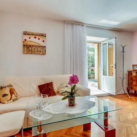 Penzion Cozy Marisol With Pleasant Terrace In Nerezine