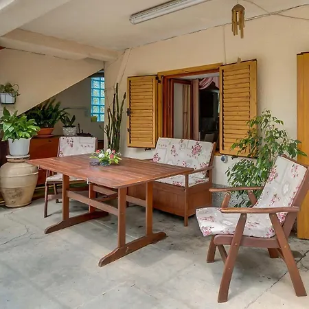 Penzion Cozy Marisol With Pleasant Terrace In Nerezine