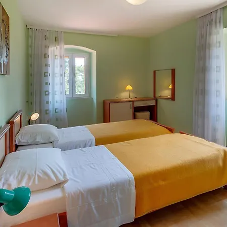 Cozy Marisol With Pleasant Terrace In 3* Nerezine