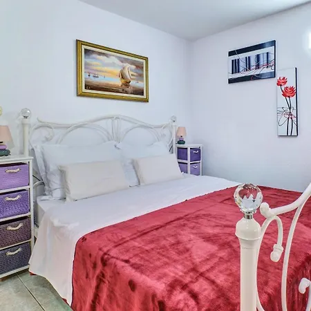 Penzion Cozy Marisol With Pleasant Terrace In Nerezine
