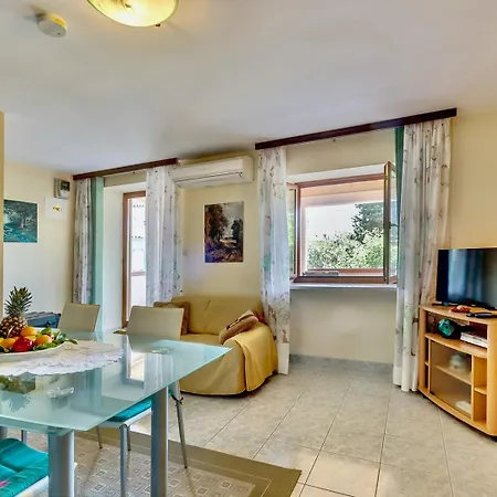 Cozy Marisol With Pleasant Terrace In 3* Nerezine