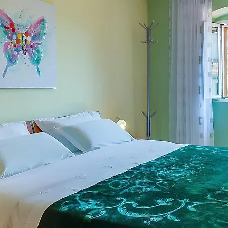 Cozy Marisol With Pleasant Terrace In 3* Nerezine