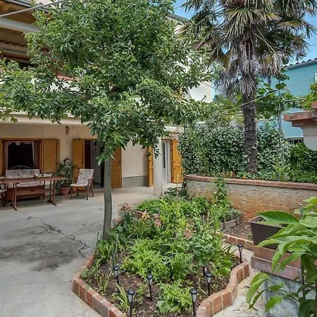 Penzion Cozy Marisol With Pleasant Terrace In Nerezine