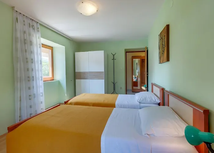 Cozy Marisol With Pleasant Terrace In 3* Nerezine