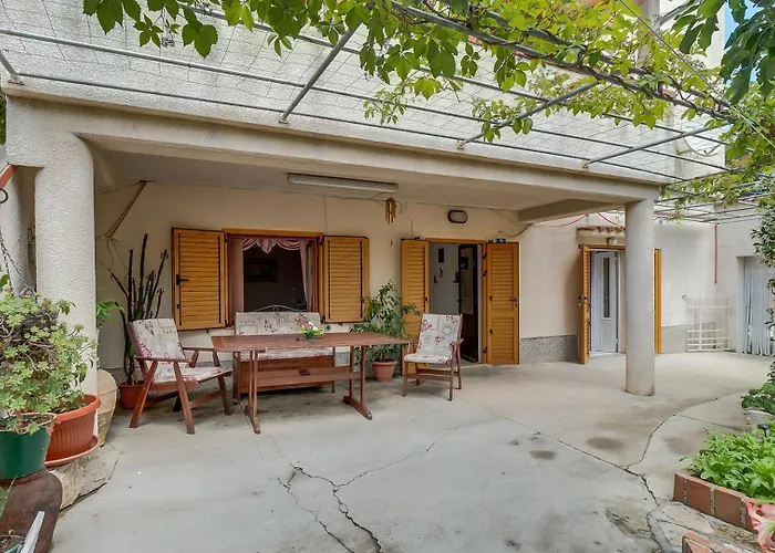 Cozy Marisol With Pleasant Terrace In Vendégház Nerezine