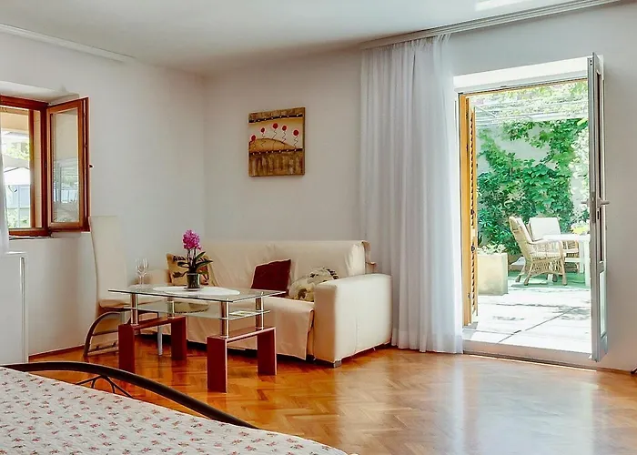 Cozy Marisol With Pleasant Terrace In Vendégház Nerezine