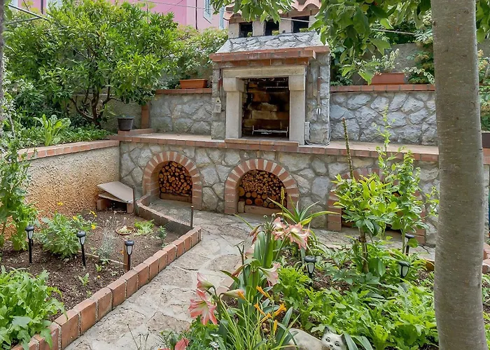 Cozy Marisol With Pleasant Terrace In Vendégház Nerezine